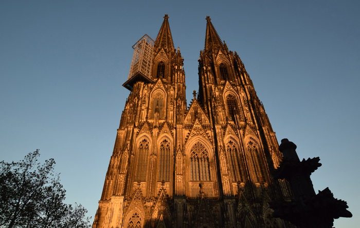 Turmseite des Kölner Doms im Abendlicht.