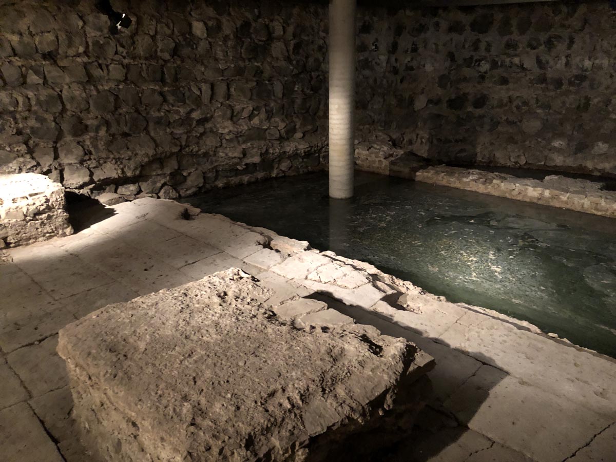 Römisches Wasserbecken unter Groß St. Martin