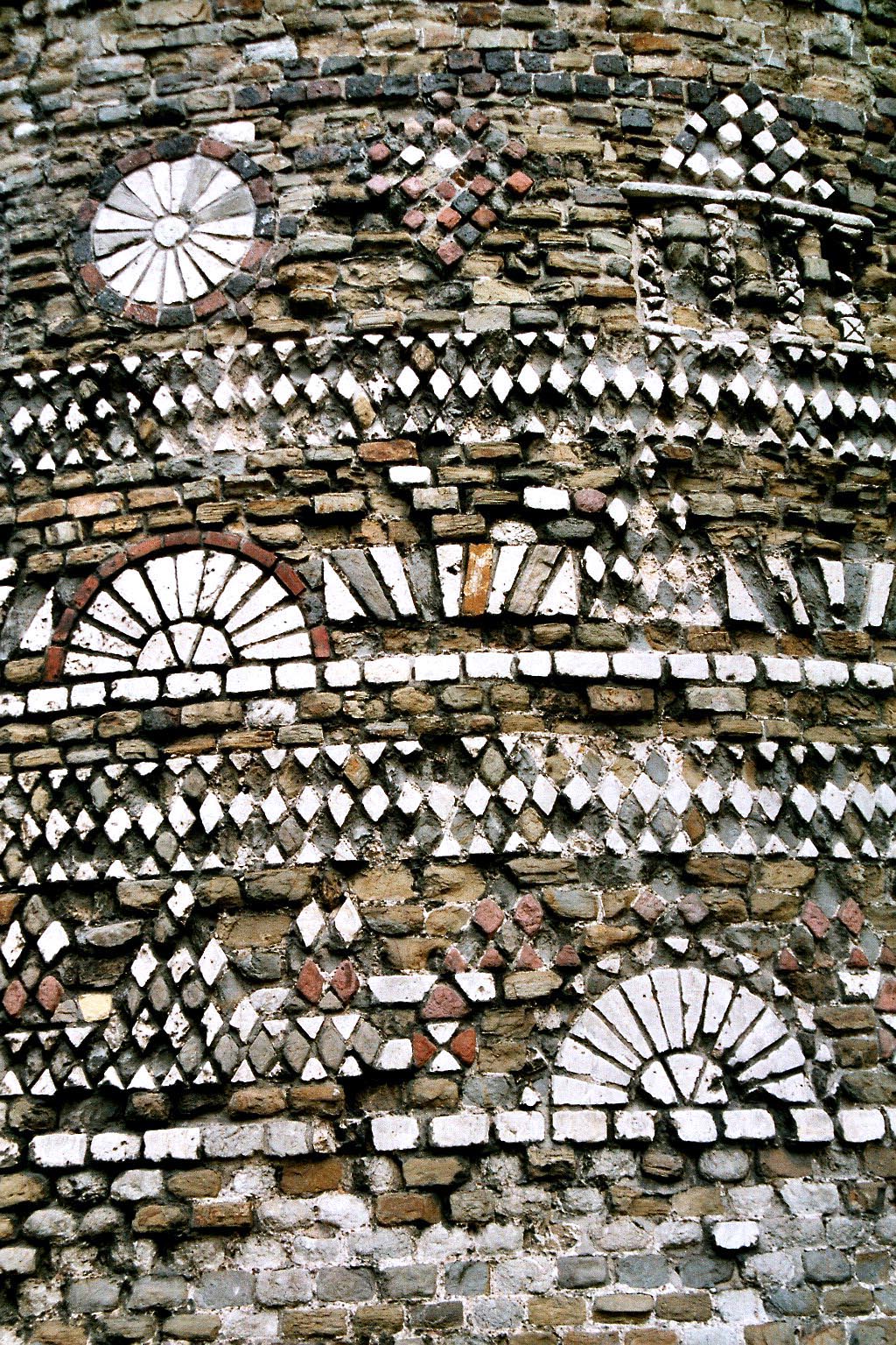 Aufwendig gestaltete Nordwestturm der römischen Stadtmauer