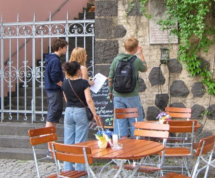 Schüler lösen bei einer Stadt-Rallye Köln eine Challenge