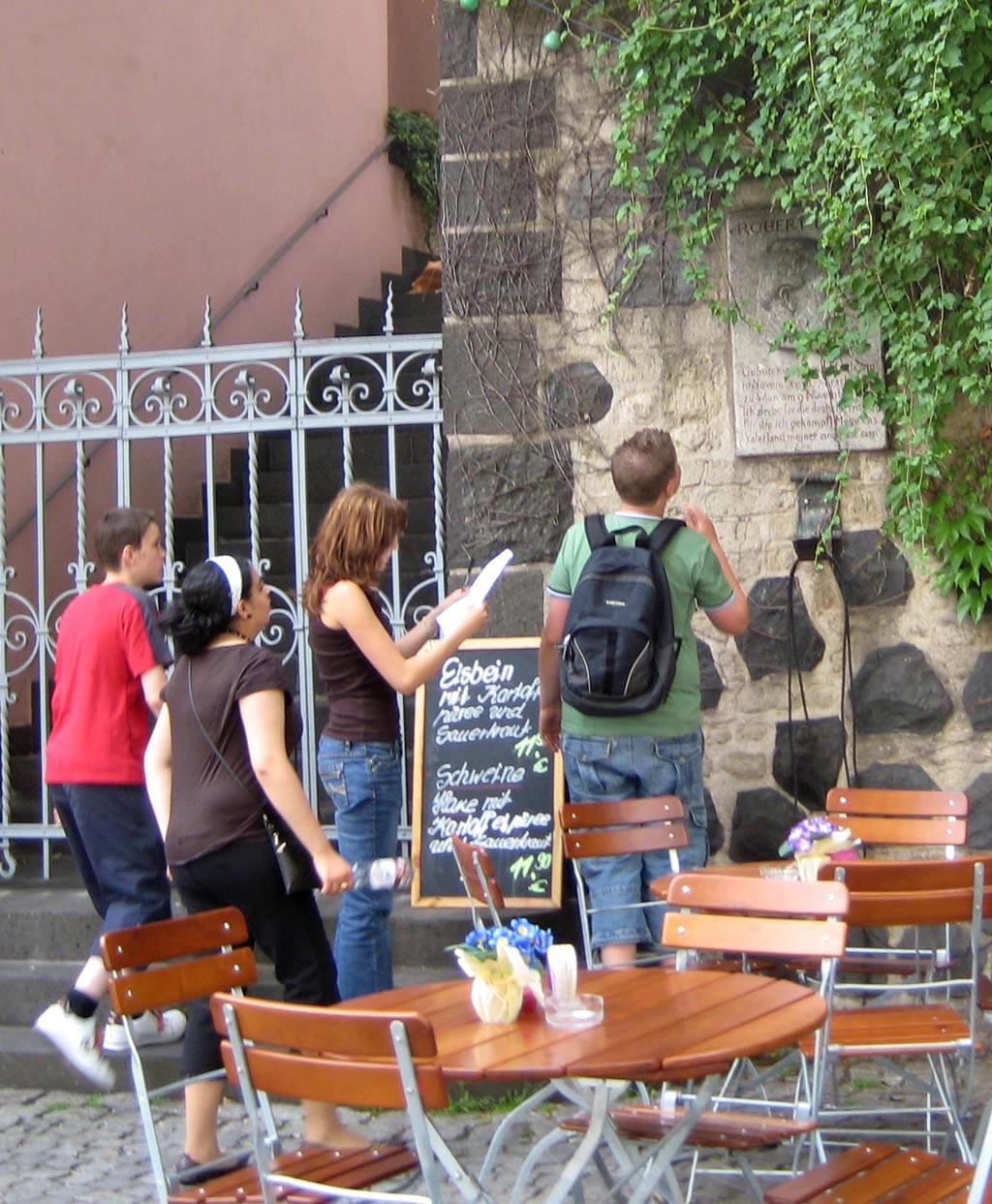 Schüler:innen lösen Rätsel bei einer Stadtrallye